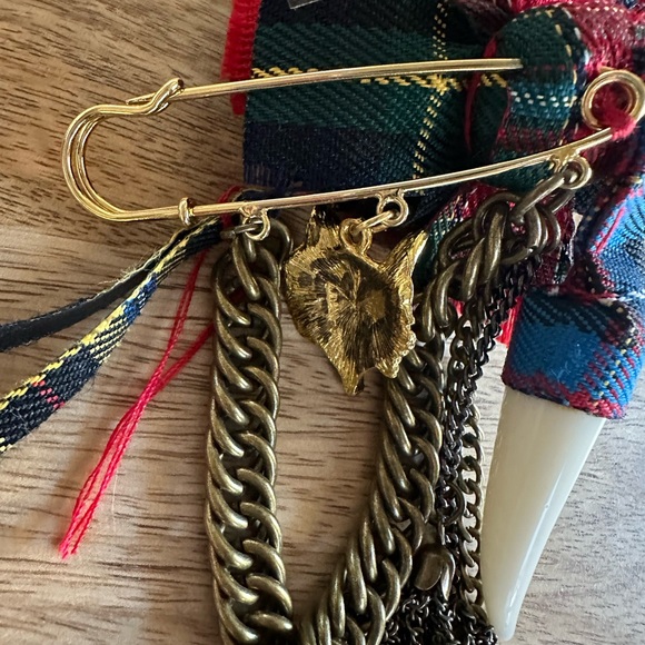 Rare MAC Cosmetics Employee-Only Brooch – A Tartan Tale Holiday Collection - Picture 7 of 7